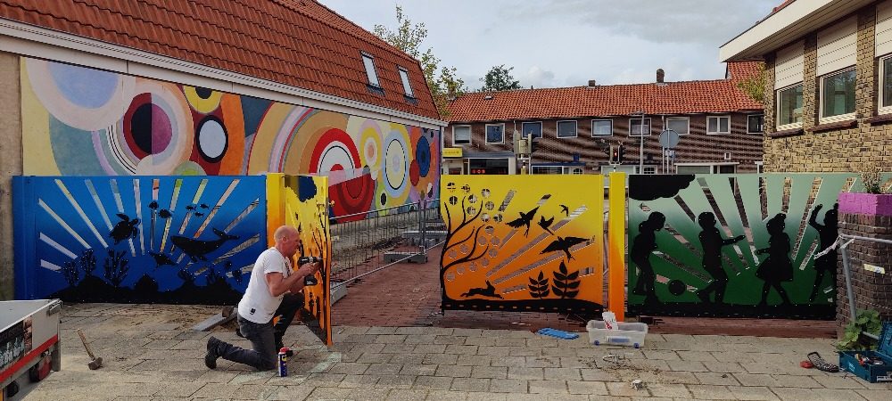 Detail van de kindertekeningen in het metaal